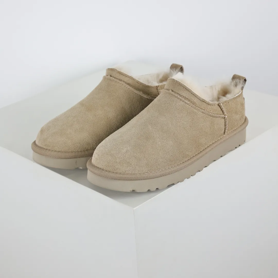 Pick up locally 💰520 Core recommendation Good price Independently developed original outsole, cashmere insole, keeping warm in winter, suitable for home use. In recent years, uug has launched a style series, which is partially skewed towards the preferences of young consumers, and has also been at the forefront of fashion trends. Shoe body material, water-repellent coated suede upper, 17mm UGGPURE™ implanted wool insole, lightweight non-slip and comfortable rubber outsole, with brand LOGO, complete packaging, size: 35 36 37 38 39 40